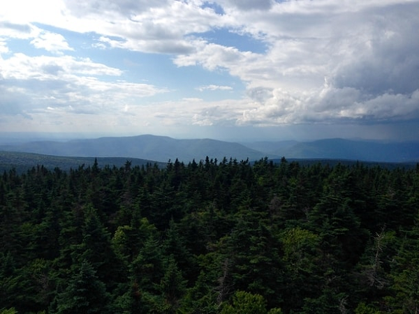 Những bí ẩn và sự kiện không giải thích được liên quan đến Tam giác Bennington đã khiến nhiều người suy đoán điên rồ ra những chuyện tiêu cực, Chuyện càng trở nên ly kì hơn với lời đồn về UFO và người khổng lồ Bigfoot trong khu vực.