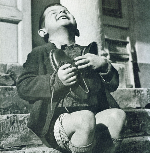 Bức “Đôi giày mới” do nhiếp ảnh gia Gerald Waller chụp năm 1946 cho tạp chí Life (Mỹ), ghi lại hình ảnh cậu bé 6 tuổi người Áo có tên Werfel, cậu bé sống trong một trại trẻ mồ côi ở Áo, khi được Hội Chữ thập đỏ Mỹ trao tặng phần quà là một đôi giày mới với biểu cảm vô cùng hạnh phúc.