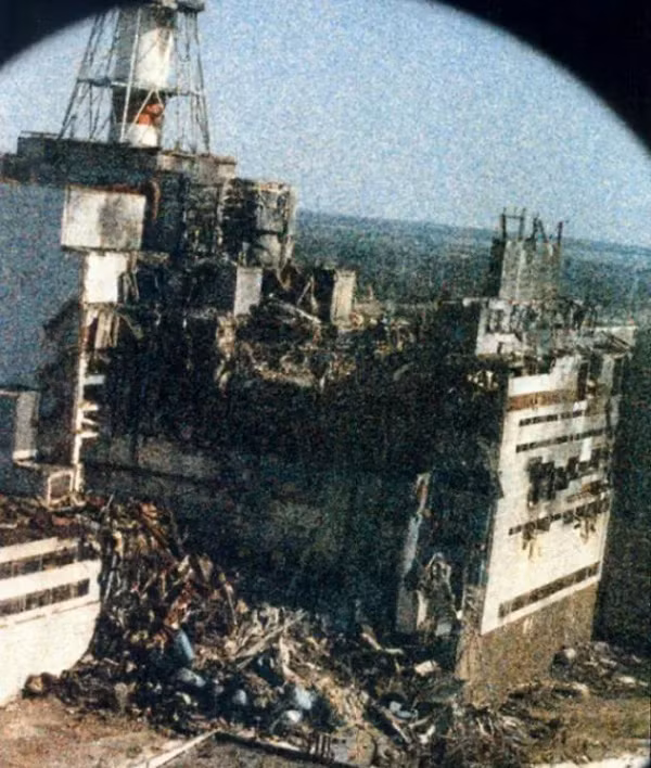 Bức ảnh đầu tiên về Chernobyl vào buổi sáng khi thảm họa hạt nhân xảy ra, ngày 26 tháng 4 năm 1986. Độ nhiễu hạt trên ảnh là do ảnh hưởng của bức xạ trong không khí. Ảnh do Igor Kostin chụp.
