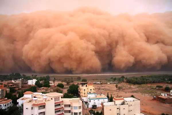 Một đám mây bụi đỏ tương tự từng đổ bộ vào Tây Âu hồi giữa tháng 3, biến bầu trời nhiều nơi thành màu cam ma quái, bao phủ nhiều ô tô, nhà cửa bằng lớp bụi đỏ mịn.