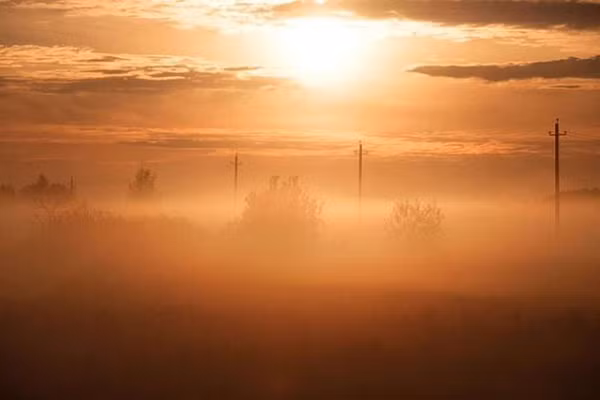 Theo nhà khoa học cao cấp Mark Parrington của CAMS, nguồn phát sinh bụi trong khí quyển phụ thuộc vào các kiểu gió ở Sahara. Mùa hoạt động mạnh nhất là mùa xuân nhưng mây bụi dày đặc cũng có thể xảy ra vào các thời kỳ khác trong năm.