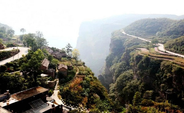 Ước tính có khoảng 232 hộ gia đình ở đây. Đời sống người dân rất nguyên thủy, không có thiết bị điện. Tuy nhiên, người dân trong làng dần dần muốn rời khỏi nơi này, nên vào năm 2000 họ đã làm những bậc thang trên các vách đá để leo ra ngoài.