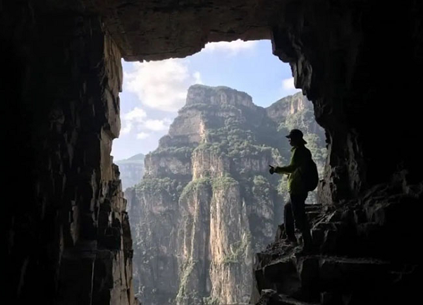 Theo lời kể của những người dân địa phương, họ đã sống ở nơi này hàng trăm năm. Nếu đứng từ bên trong làng nhìn lên bầu trời, bạn sẽ thấy mình đang "ngồi dưới đáy giếng" theo đúng nghĩa đen. Người dân chỉ có thể nhìn thấy được một khoảng trời trong giới hạn diện tích.