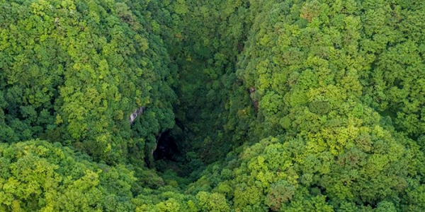 Viện Nghiên cứu Hang động và Cácxtơ Quốc gia ở Carlsbad, New Mexico, Mỹ, cho hay, các hố sụt và hang động được tạo ra theo thời gian khi nước hòa tan đá vôi. Các hố sụt lớn có thể có các ao nhỏ và bãi thực vật ở đáy.