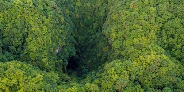 Viện Nghiên cứu Hang động và Cácxtơ Quốc gia ở Carlsbad, New Mexico, Mỹ, cho hay, các hố sụt và hang động được tạo ra theo thời gian khi nước hòa tan đá vôi. Các hố sụt lớn có thể có các ao nhỏ và bãi thực vật ở đáy.