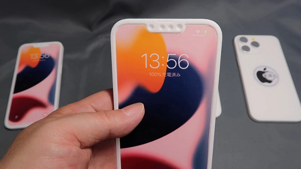 Còn iPhone 14 Pro và 14 Pro Max có kích thước lần lượt là 6.1 và 6.7 inch. Tuy nhiên, thiết kế mặt trước của máy đã thay đổi từ "tai thỏ" sang dạng "đục lỗ" và "viên thuốc".