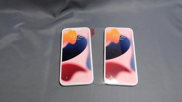 Khi thử đeo ốp của iPhone 13 Pro và 13 Pro Max, mô hình iPhone 14 Pro và 14 Pro Max có kích thước lớn hơn ở phần module camera. Điều này hoàn toàn giống với các thông tin cho rằng bộ đôi iPhone 14 Pro/Pro Max sẽ có camera sau to và lồi hơn do được nâng cấp độ phân giải lên 48MP.