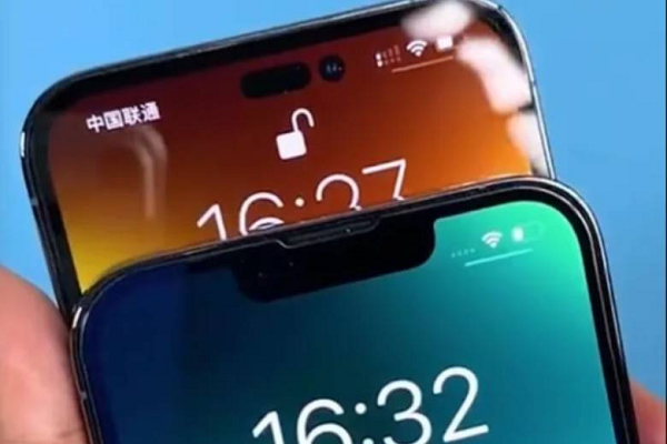 Qua video có thể thấy iPhone 14 Pro sở hữu thiết kế bên ngoài có nhiều khác biệt so với phiên bản tiền nhiệm iPhone 13 Pro. Mặt trước của sản phẩm không còn thiết kế "tai thỏ", thay vào đó là thiết kế dạng lỗ đục "nốt ruồi" và "viên thuốc", được xếp theo hình chữ "i" nằm ngang.