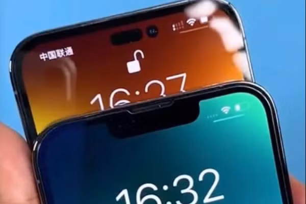 Qua video có thể thấy iPhone 14 Pro sở hữu thiết kế bên ngoài có nhiều khác biệt so với phiên bản tiền nhiệm iPhone 13 Pro. Mặt trước của sản phẩm không còn thiết kế "tai thỏ", thay vào đó là thiết kế dạng lỗ đục "nốt ruồi" và "viên thuốc", được xếp theo hình chữ "i" nằm ngang.