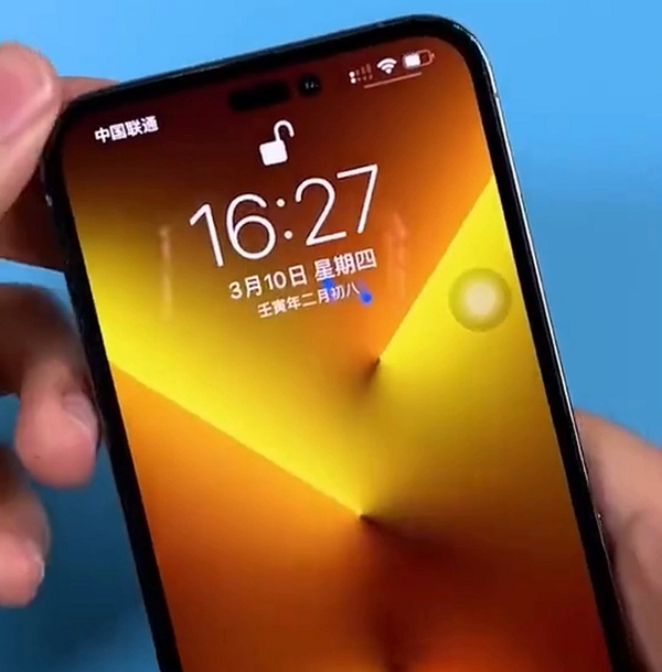 So với iPhone 13 Pro, chiếc iPhone 14 Pro mang đến khả năng hiển thị tối ưu cùng ngoại hình đẹp mắt hơn hẳn khi kết hợp với viền màn hình siêu mỏng, mỏng hơn 20% so với iPhone 13 series, tất nhiên màn hình của dòng iPhone 14 Pro/Pro Max sẽ được trang bị tần số quét 120Hz.