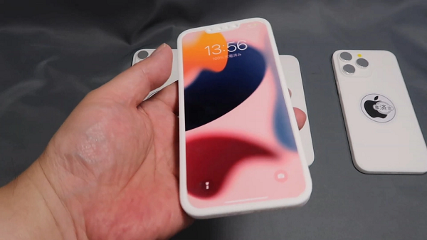 Với iPhone 14 Max - hay còn được biết như iPhone 14 Pro Max giá rẻ, phiên bản này có kích thước lên đến 6.7 inch nhưng vẫn sử dụng thiết kế "tai thỏ" cùng hai camera ở mặt lưng.