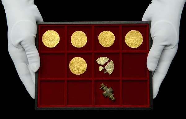 Cụ thể, họ tình cờ thấy những vật lấp lánh rọi vào mắt và khi tới gần họ lập tức nhận ra đây không phải là mảnh kim loại bình thường. Vợ chồng ông Phil lập tức lấy máy dò kim loại đi khắp cánh đồng.