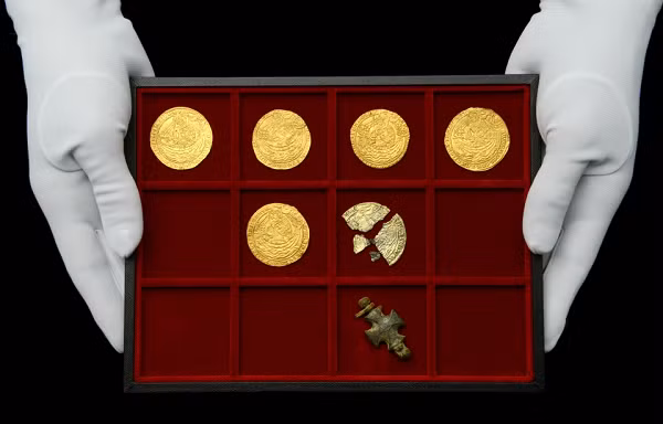 Cụ thể, họ tình cờ thấy những vật lấp lánh rọi vào mắt và khi tới gần họ lập tức nhận ra đây không phải là mảnh kim loại bình thường. Vợ chồng ông Phil lập tức lấy máy dò kim loại đi khắp cánh đồng.