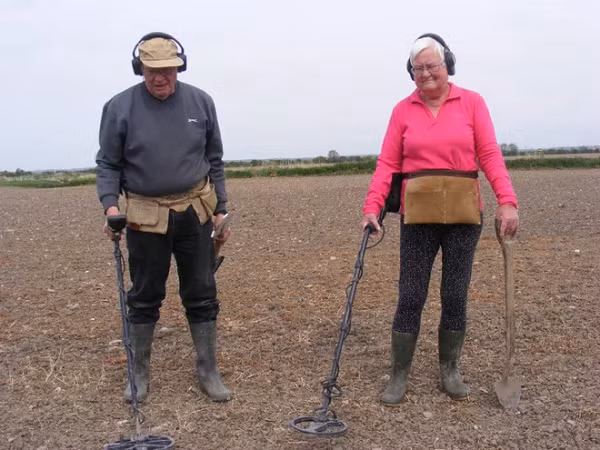Hai vợ chồng ông Phil Castle (71 tuổi) và bà Joan Castle (70 tuổi) sống tại New Romney, Kent, Anh đã có phát hiện làm thay đổi cuộc đời họ ở cánh đồng gần nhà.