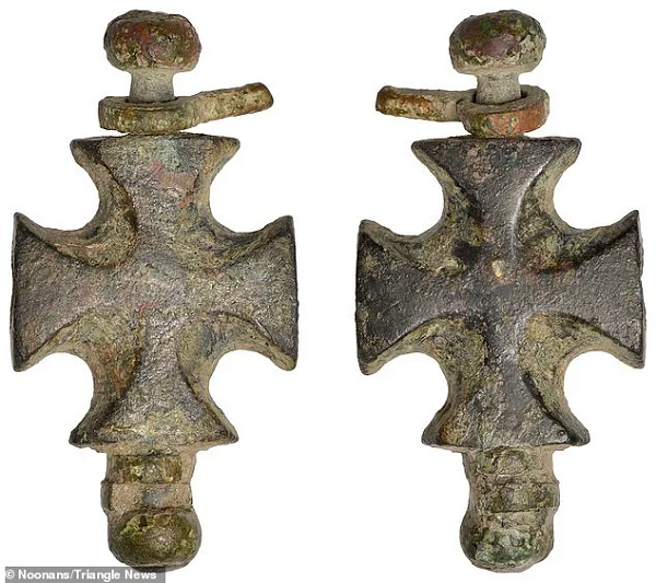 Sau đó, họ tiếp tục phát hiện thêm 5 đồng xu cùng vài mảnh nhỏ bị gãy của đồng xu trên nằm rải rác ở các khu vực xung quanh.