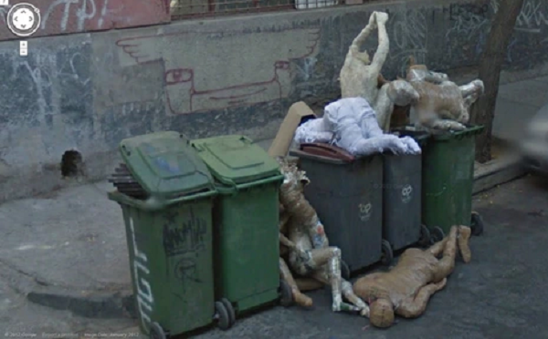 Số ma-nơ-canh bị đem ra vứt sọt rác này đủ để làm một người "hết hồn" nếu nhìn thấy vào ban đêm. Hình ảnh đáng sợ này được ghi lại ở Chi-lê.