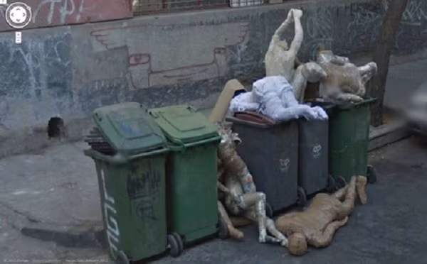 Số ma-nơ-canh bị đem ra vứt sọt rác này đủ để làm một người "hết hồn" nếu nhìn thấy vào ban đêm. Hình ảnh đáng sợ này được ghi lại ở Chi-lê.