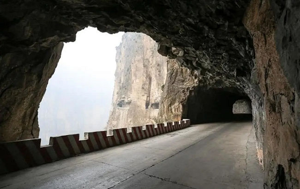 Sau khi làng Cảnh Đế được chính quyền địa phương phát hiện, họ đã xây dựng một con đường lên núi dẫn lên ngôi làng. Sự xuất hiện của con đường đã thay đổi bầu không khí cổ xưa ban đầu của ngôi làng, đồng thời cũng mang lại một khoản thu nhập kinh tế nhất định cho người dân địa phương.