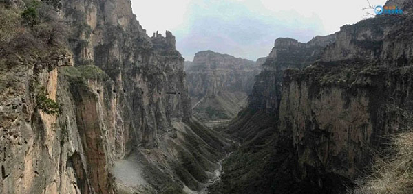 Ước tính có khoảng 232 hộ gia đình ở đây. Trong hàng ngàn năm, làng Cảnh Đế không có bất cứ mối liên hệ nào với thế giới bên ngoài. Do đó, đời sống của người dân ở đây rất lạc hậu.