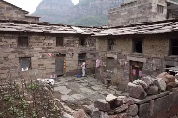 Kể từ khi có con đường, cuộc sống nơi đây đã "chuyển mình" hoàn toàn. Ước tính để tạo ra con đường đến làng Cảnh Đế phải tốn đến 10 năm.