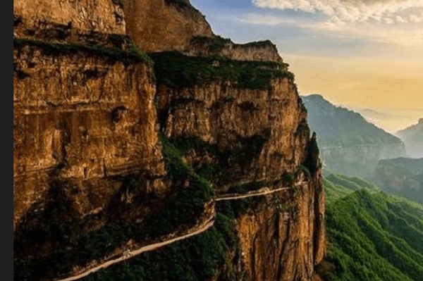 Vì không chịu sự tác động của bên ngoài nên phong cảnh của làng Cảnh Đế rất quyến rũ. Quanh năm lúc nào cũng có một màn sương dày đặc bao phủ, tạo ra một cảnh như chốn thần tiên.