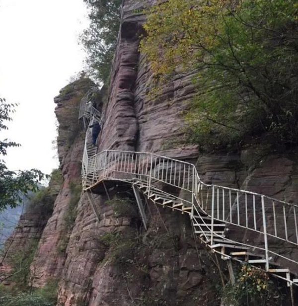 Ngoài ra, hồ nước ở đây rất trong, có thể nhìn thấy tôm cá bơi bên dưới. Môi trường sinh thái độc đáo khiến cho làng Cảnh Đế trở thành một nơi tuyệt vời để động thực vật phát triển.