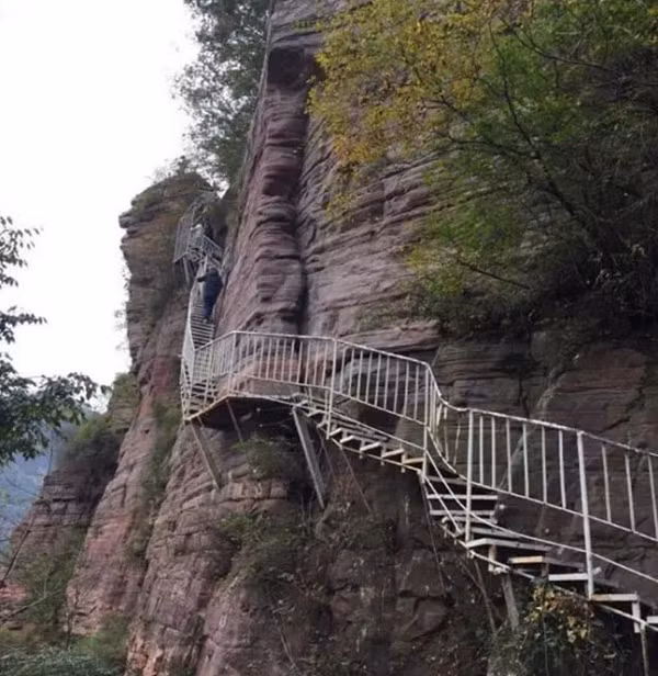 Ngoài ra, hồ nước ở đây rất trong, có thể nhìn thấy tôm cá bơi bên dưới. Môi trường sinh thái độc đáo khiến cho làng Cảnh Đế trở thành một nơi tuyệt vời để động thực vật phát triển.