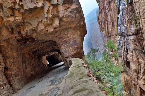 Tại đây có rất nhiều loại thực vật quý và dược liệu giá trị cao nhưng vì không có sự thương mại hóa nên giá cả ở đây rất rẻ. Bên cạnh đó, bởi mức độ những người biết đến nơi này rất ít nên rất hiếm khi có khách du lịch, người dân sống cuộc sống thoải mái và nhàn nhã.