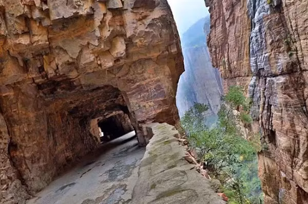 Tại đây có rất nhiều loại thực vật quý và dược liệu giá trị cao nhưng vì không có sự thương mại hóa nên giá cả ở đây rất rẻ. Bên cạnh đó, bởi mức độ những người biết đến nơi này rất ít nên rất hiếm khi có khách du lịch, người dân sống cuộc sống thoải mái và nhàn nhã.