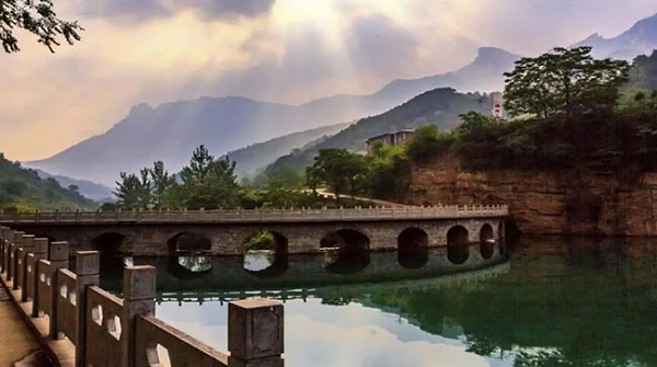 Một số người nói rằng sự phát triển du lịch sẽ ảnh hưởng rất lớn đến cảnh quan và môi trường của người dân làng Cảnh Đế. Tuy nhiên, cũng không ít người nói rằng đây là điều tốt. Việc giao du với thế giới bên ngoài sẽ khiến cho người dân có thêm một nguồn thu nhập, cải thiện cuộc sống hiện tại hơn.