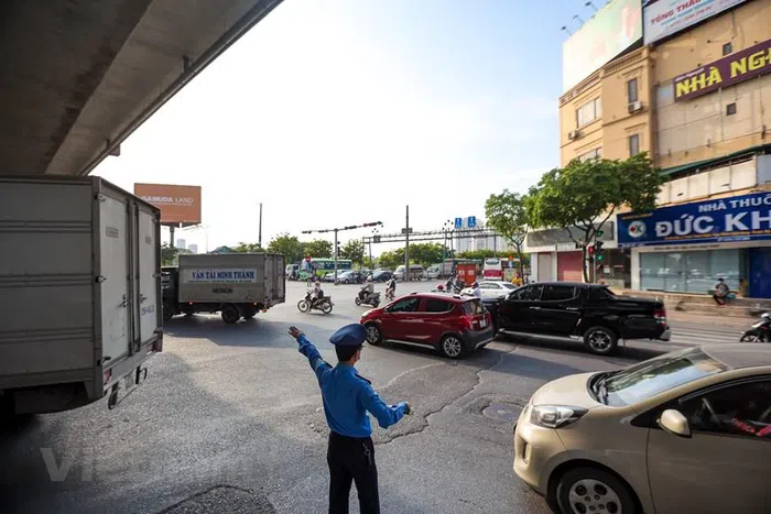 Lực lượng chức năng đã ra quân từ sớm để đảm bảo giao thông được thông suốt. (Ảnh: PV/Vietnam+)