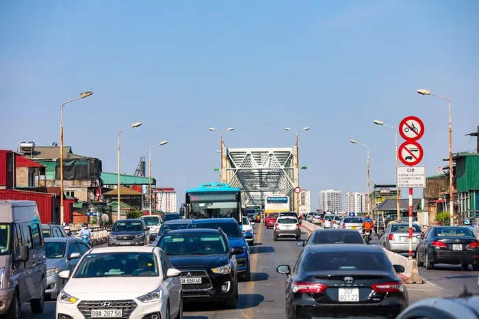 Trong ngày cuối cùng của kỳ nghỉ lễ, nhiều người dân chọn cách trở lại Hà Nội sớm để tránh tắc đường. (Ảnh: PV/Vietnam+)