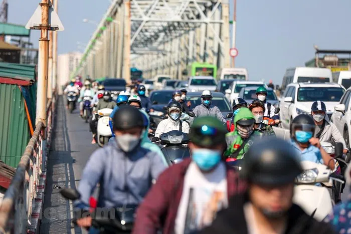 Thời điểm 15 giờ tại khu vực cầu Chương Dương, các phương tiện đã trở nên đông đúc hơn thường lệ. (Ảnh: PV/Vietnam+)