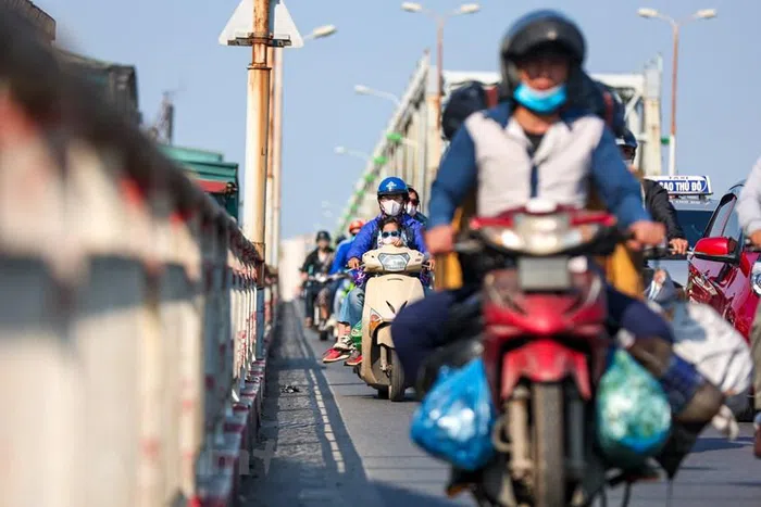 Ghi nhận giao thông Hà Nội chiều 3/5, nhiều cửa ngõ vào Thủ đô bắt đầu đông đúc hơn. (Ảnh: PV/Vietnam+) 