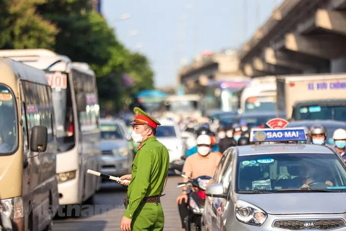 Do khu vực trên có 2 bến xe lớn là Nước Ngầm và Giáp Bát, người dân bắt xe ôm, taxi ngay cửa bến khiến tình trạng ùn ứ trở nên căng thẳng. (Ảnh: PV/Vietnam+)