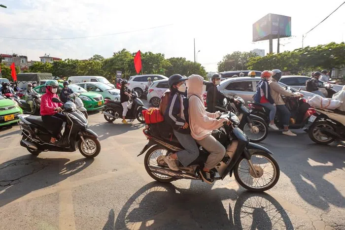 Càng về gần trung tâm Thủ đô, dòng xe càng đông đúc. (Ảnh: PV/Vietnam+)