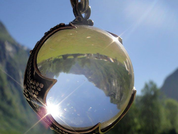 Tháng 3/2013, một nhóm các nhà khoa học tuyên bố đã tìm thấy một khối tinh thể canxit có tính chất giống với đá mặt trời huyền thoại, đóng vai trò một công cụ định hướng với độ chính xác đáng kinh ngạc. Theo các nhà nghiên cứu, loại đá này có đặc tính tạo ra một khúc xạ kép của ánh sáng mặt trời, ngay cả khi bị che khuất bởi mây hay sương mù.