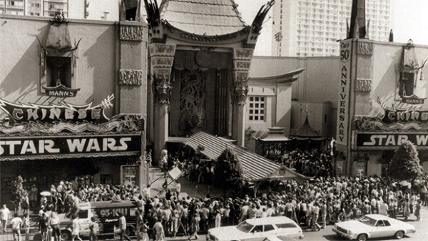 Cũng trong năm đó, "Chiến tranh giữa các vì sao" - bộ phim đầu tiên trong loạt phim nổi tiếng của đạo diễn George Lucas được khởi chiếu vào ngày 25/5.