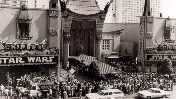 Cũng trong năm đó, "Chiến tranh giữa các vì sao" - bộ phim đầu tiên trong loạt phim nổi tiếng của đạo diễn George Lucas được khởi chiếu vào ngày 25/5.