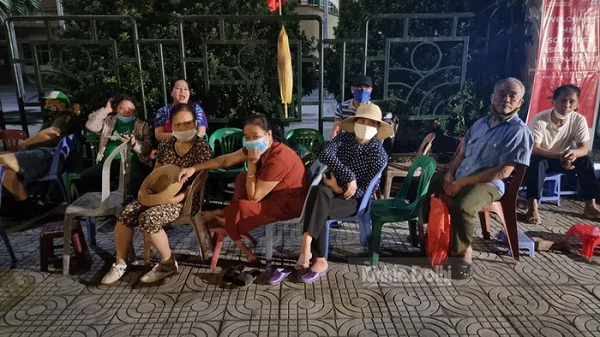 Theo kế hoạch, Ban Tổ chức sân Việt Trì (Phú Thọ) sẽ chính thức bán vé xem U23 trực tiếp vào lúc 8 giờ ngày 3/5, nhưng nhiều người dân Phú Thọ đã xếp hàng từ đêm ngày 2/5. 