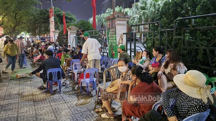 Nhưng nhiều người vẫn tiếp tục kéo đến trước quầy bán vé.