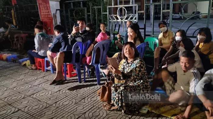 Giá vé vào sân xem vòng bảng môn bóng đá nam trên sân Việt Trì có 3 mệnh giá gồm: 200.000 đồng, 300.000 đồng và 500.000 đồng.