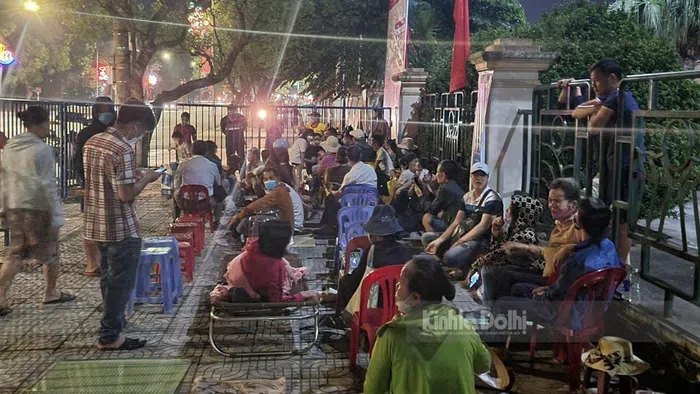 Trong số những người xếp hàng mua vé, đa số là những người hâm mộ nhưng cũng có những "phe vé"muốn mua trước để ăn chênh lệch.