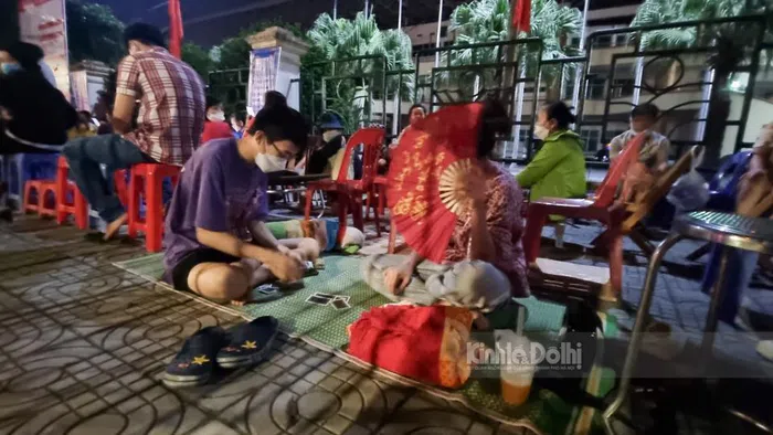 Có những nhóm bạn đi theo tập thể, tổ chức nhiều trò chơi trong thời gian chờ đợi mua vé.