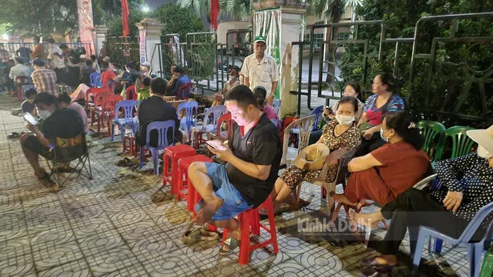 Được biết, lực lượng chức năng đã thu hồi những chiếc ghế do người dân mang đến "đặt chỗ" từ trước đó.