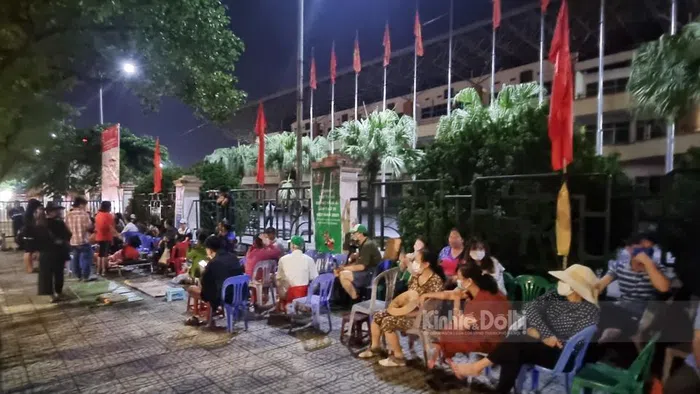 Ghi nhận của phóng viên, người dân xếp hàng chờ đợi mua vé từ đêm ngày 2/5. 