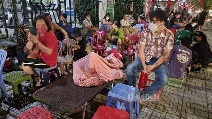 Thậm chí, nhiều người dân đã mang theo giường xếp, chiếu ngủ và đồ ăn thiết yếu để xếp hàng xuyên đêm chờ thời điểm quầy vé mở. 