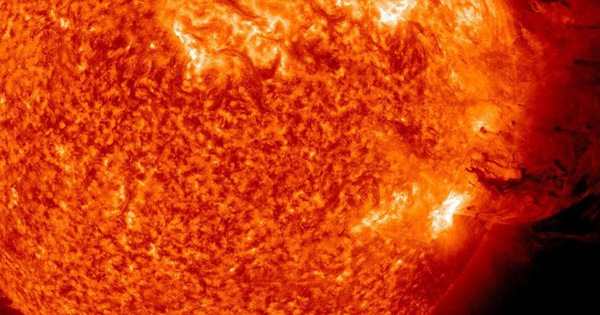 Theo Đài quan sát Động lực học Mặt Trời của NASA, hướng của quả pháo sáng cực mạnh này nhắm thẳng về phía Trái Đất, sẽ sớm đập thẳng vào bầu khí quyển.