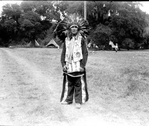 Khi những người khổng lồ da trắng có sừng tấn công cư dân của họ, tổ tiên họ bị buộc phải giấu mình bên trong những ngọn đồi, dưới thế giới ngầm trong lòng đất trong nhiều thế hệ.