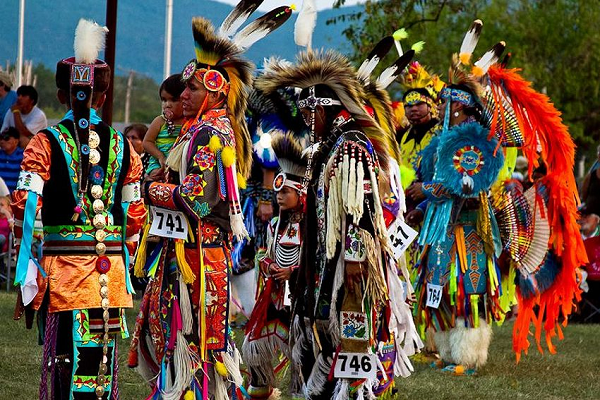 Gò đất vĩ đại này có nhiều khe hở tự nhiên, một số trong đó đã từng được “phong ấn”, nhưng những người da đỏ Choctaw nói rằng những khe hở này chính là lối vào một địa hạt dưới lòng đất vô danh và rộng lớn nơi tổ tiên của họ đã sinh sống.